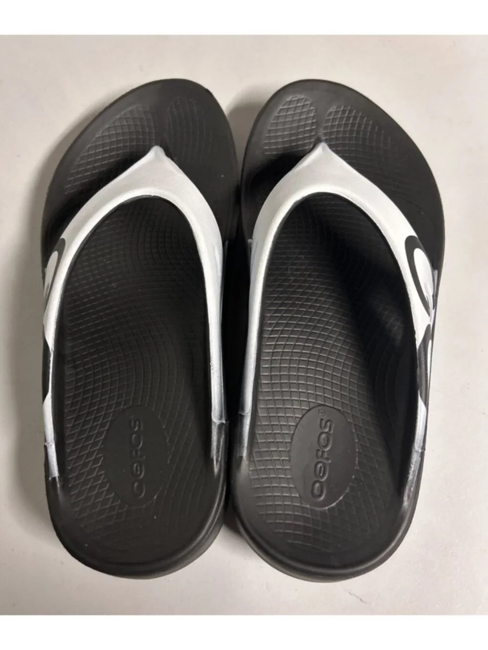 Oofos Thong Sandals Flip Flops Men's 7 Women's 9 Black White Logo